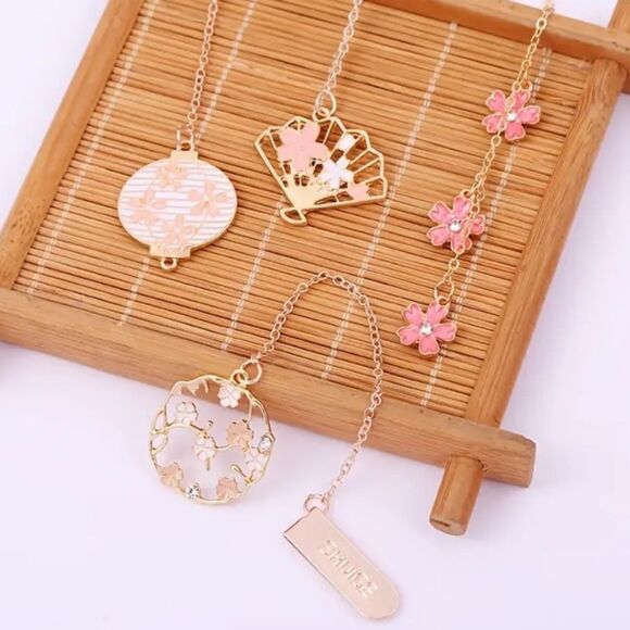 ✨🆕✨ Romantic Cherry Blossoms, Lantern, Sakura Chain Bookmark ✨ - Picture 4 of 7
